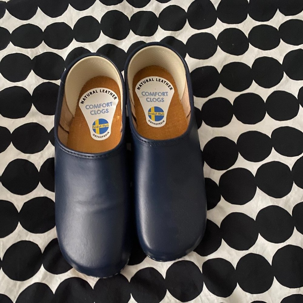 NWOT: Size EU 38 Navy Blue Leather Clogs Closed Back (with closed heel)